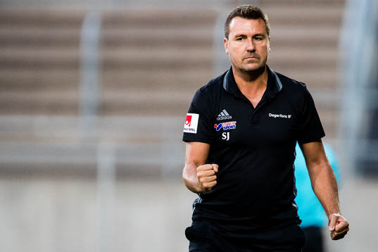 Degerfors tränare Stefan Jacobsson jublar