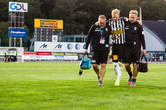 Landskronas Viktor Svensson hjälps av plan