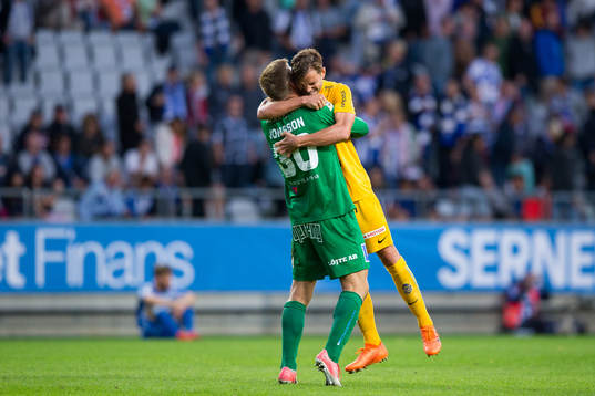 Sirius målvakt Lukas Jonsson och Robert Åhman Persson  jublar