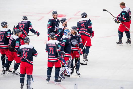 Goaltender Henrik Lundqvist and Oliver Ekman-Larsson together with the other players of Team Henke