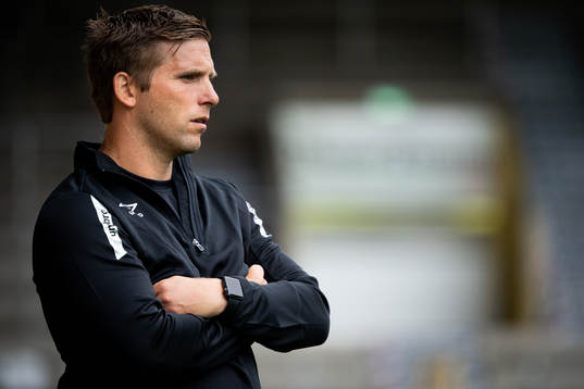 individuell tränare Anders Svensson tittar på övningen