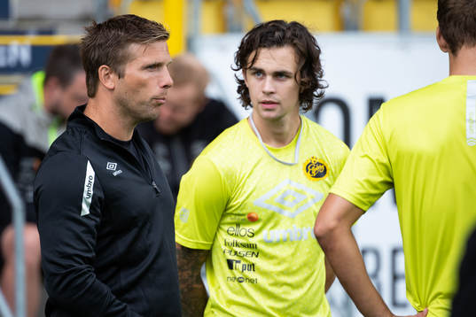 Elfsborgs individuell tränare Anders Svensson pratar med