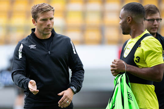 individuell tränare Anders Svensson pratar med Alex Dyer