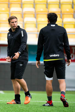 individuell tränare Anders Svensson diskuterar med Stefan