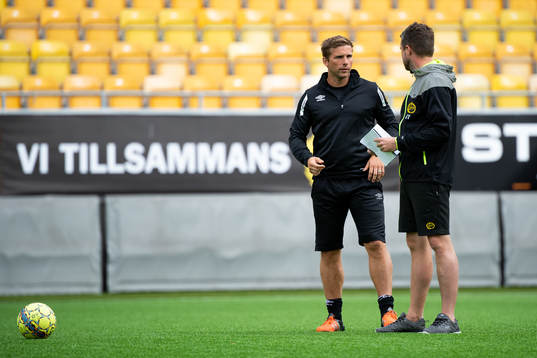 individuell tränare Anders Svensson diskuterar med manager