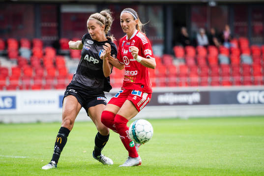 Växjös Elin Karlsson och Linköpings Kosovare Asllani i kamp om bollen