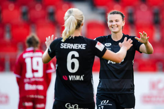 Växjös Frida Boriero och Alexandra Jonasson (ruggen mot) jublar
