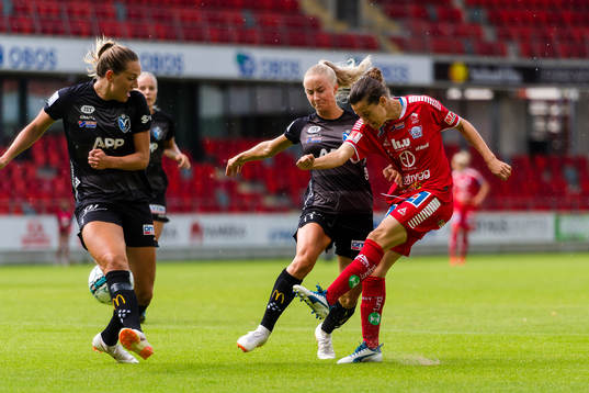 Linköpings Johanna Rasmussen i kamp med Växjös Jonna Ståhl