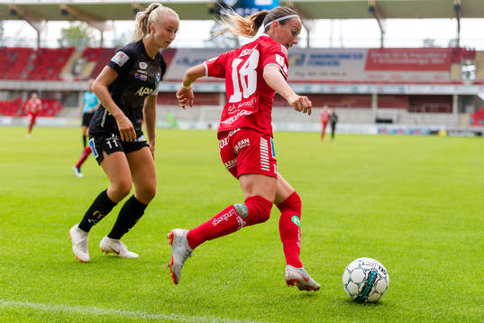 Linköpings Kosovare Asllani jagas av Växjös Jonna Ståhl