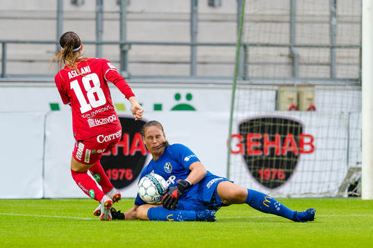 Växjös målvakt Katlynn Fraine räddar ett avslut från