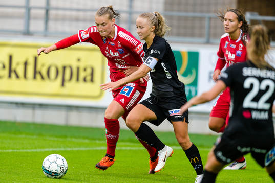 Linköpings Maja Ring Kildemoes i kamp med Växjös Jonna Ståhl
