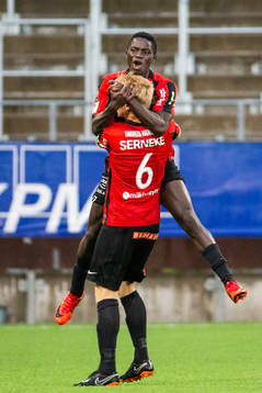 Brommapojkarnas Eric Johana Omondi kramas om av och jublar