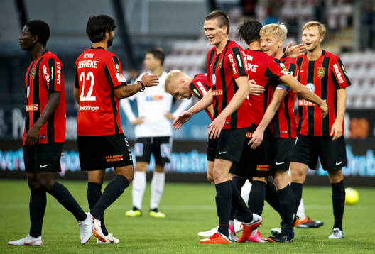 Jubel hos Brommapojkarnas Alexander Nilsson och Markus Gustafsson efter slutsignalen
