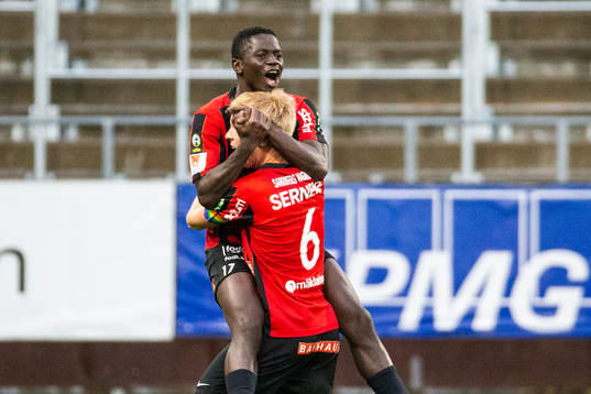 Brommapojkarnas Eric Johana Omondi kramas om av och jublar