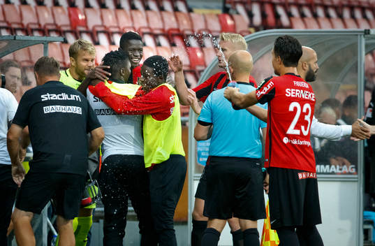 Brommapojkarnas Eric Johana Omondi gör 0-1 och jublar med Erik Figueroa Magnusson