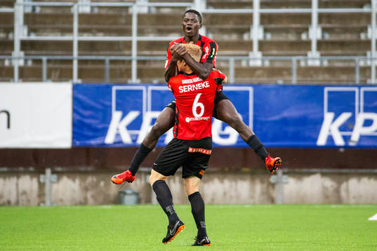 Brommapojkarnas Eric Johana Omondi kramas om av och jublar
