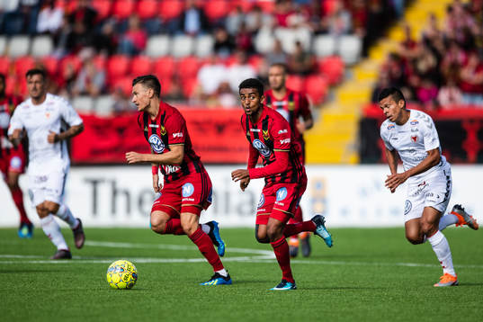 Östersunds Frank Ahrin och Tesfaldet Tekie jagas av