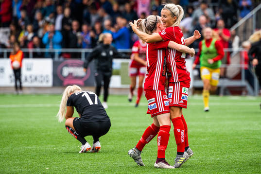 Piteås Cecilia Edlund och Emelie Lövgren jublar