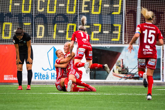 Piteås Julia Karlenäs jublar efter 4-3