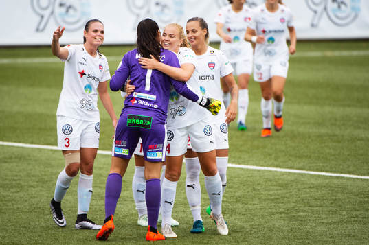 Rosengårds Simone Boye Sörensen, målvakt Zecira Musovic,