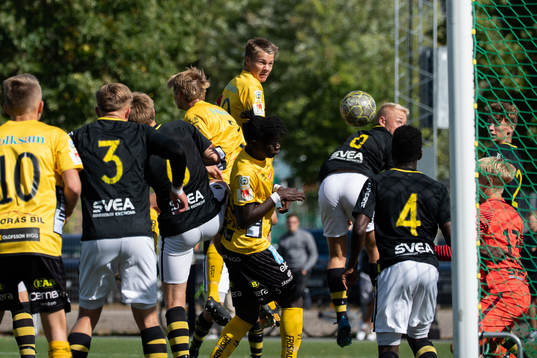 Elfsborgs Jonathan Lewinsson gör 1-0 på hörna