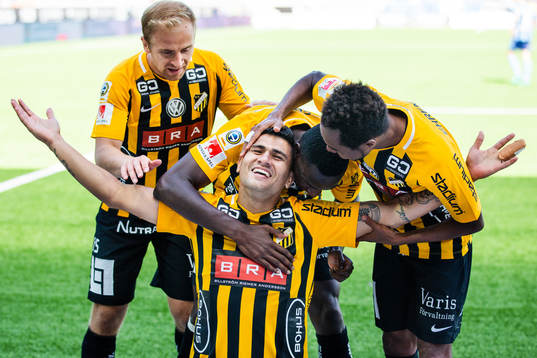 Häckens Paulinho kramas om av Kari Arkivuo, Elohor Ekpolo och Nasiru Mohammed när han jublar efter att han gjort 3-0-målet