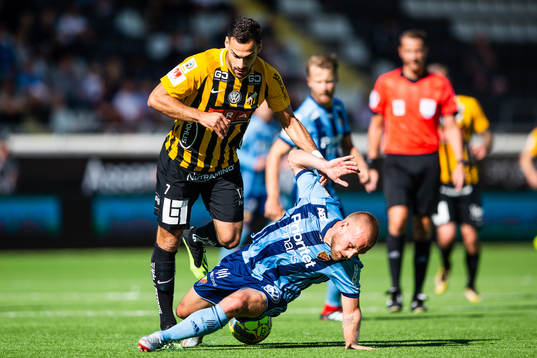 Häckens Mervan Celik och Djurgårdens Nicklas Bärkroth i kamp om bollen