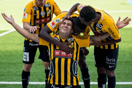 Häckens Paulinho jublar med lagkamraterna Kari Arkivuo, Elohor Ekpolo och Nasiru Mohammed efter 3-0