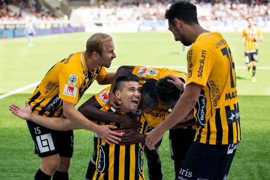 Häckens Paulinho jublar med lagkamraterna Kari Arkivuo, Elohor Ekpolo, Nasiru Mohammed och Daleho Irandust efter 3-0