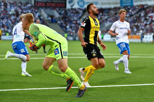 Räddning av Norrköpings målvakt Isak Pettersson framför