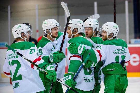 Rögles spelare jublar med Simon Ryfors