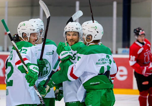 Rögles spelare jublar med Simon Ryfors