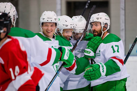 Rögles Taylor Matson jublar med Christopher Bengtsson