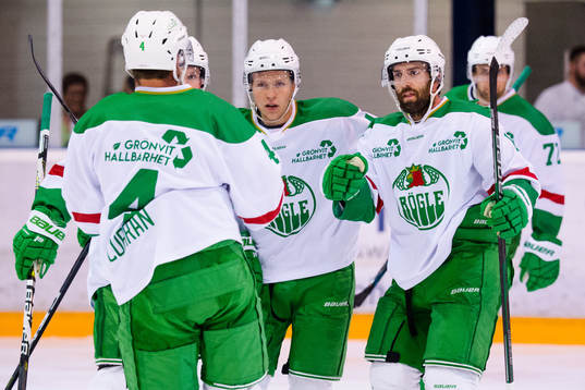 Rögles spelare jublar med Taylor Matson