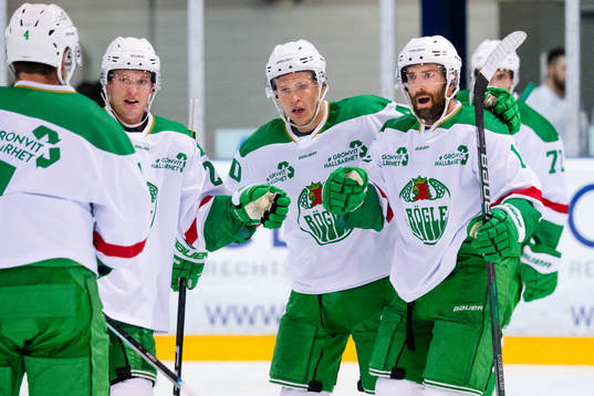 Rögles spelare jublar med Taylor Matson