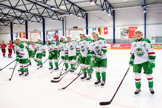 Rögles spelare jublar