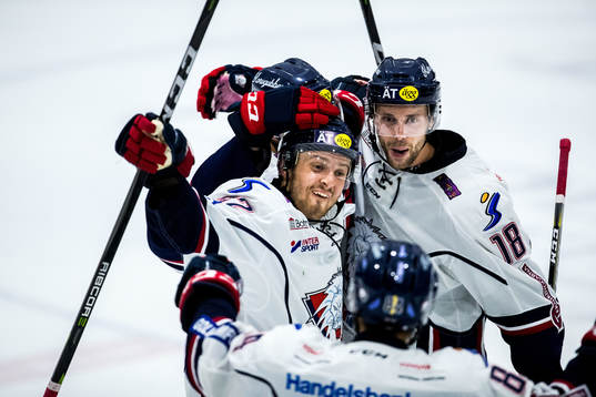 Linköpings Lukas Bengtsson och James Wright jublar