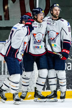 Linköpings Broc Little jublar med lagkamrater