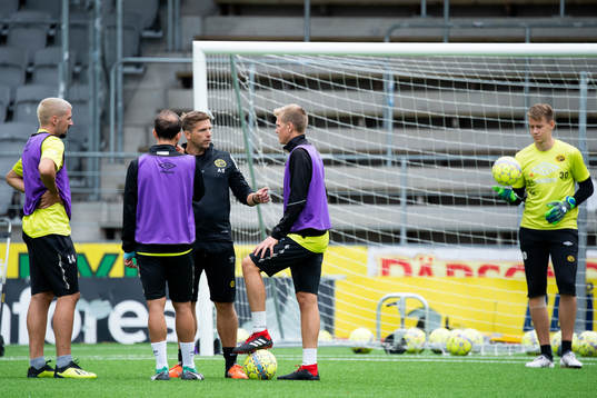 individuell tränare Anders Svensson instruerar Ibrahim