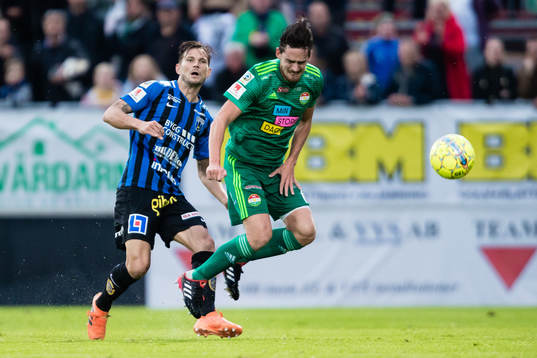 Dalkurds Robin Tranberg skadar sig i kamp om bollen med Sirius Robert Åhman Persson