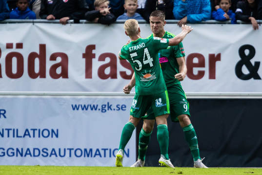 Dalkurds Eero Markkanen jublar med Simon Strand efter 0-1