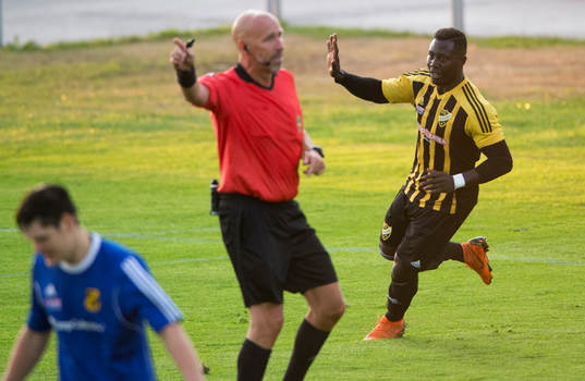 Domaren signalerar mål
