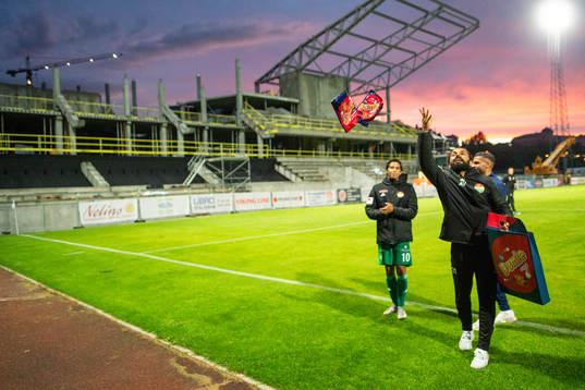 Dalkurds Peshraw Azizi slänger godis till publiken