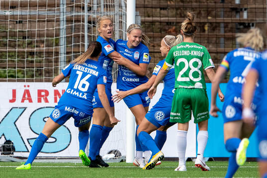 Eskilstunas Julia Tunturi jublar med lagkamrater