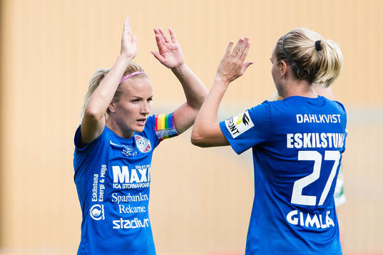 Eskilstunas Petra Johansson jublar tillsammans med Lisa Dahlkvist