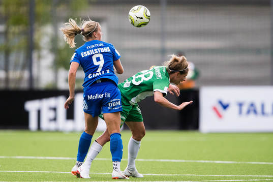 Eskilstunas Julia Tunturi i kamp om bollen med Hammarbys Elise Kellond-Knight