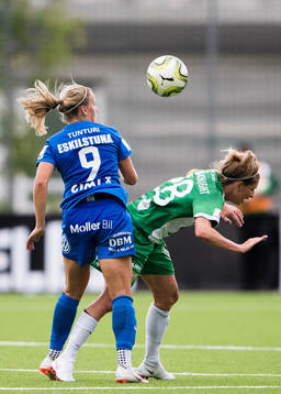 Eskilstunas Julia Tunturi i kamp om bollen med Hammarbys Elise Kellond-Knight