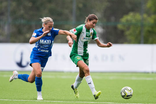 Eskilstunas Julia Tunturi i kamp om bollen med Hammarbys
