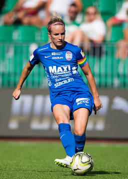 Eskilstunas Petra Johansson med bollen