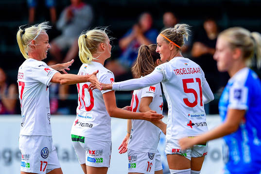 Rosengårds Sanne Troelsgaard Nielsen jublar med lagkamrater